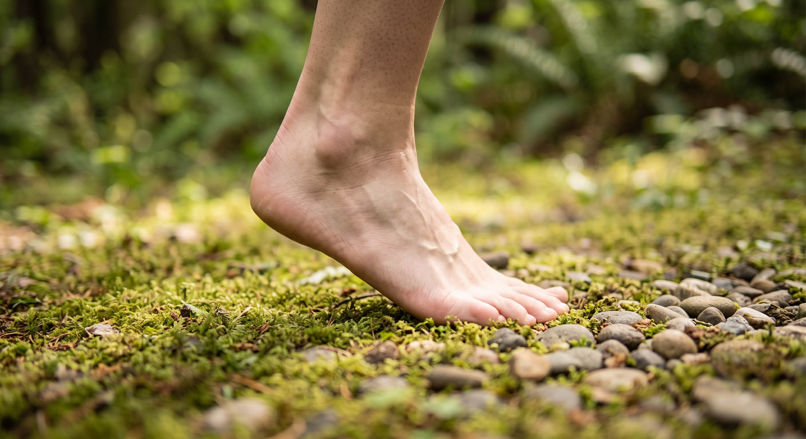 Corredor adaptando la técnica de pisada a calzado barefoot — aterrizaje de mediopié y zancada corta para prevenir lesiones en la transición